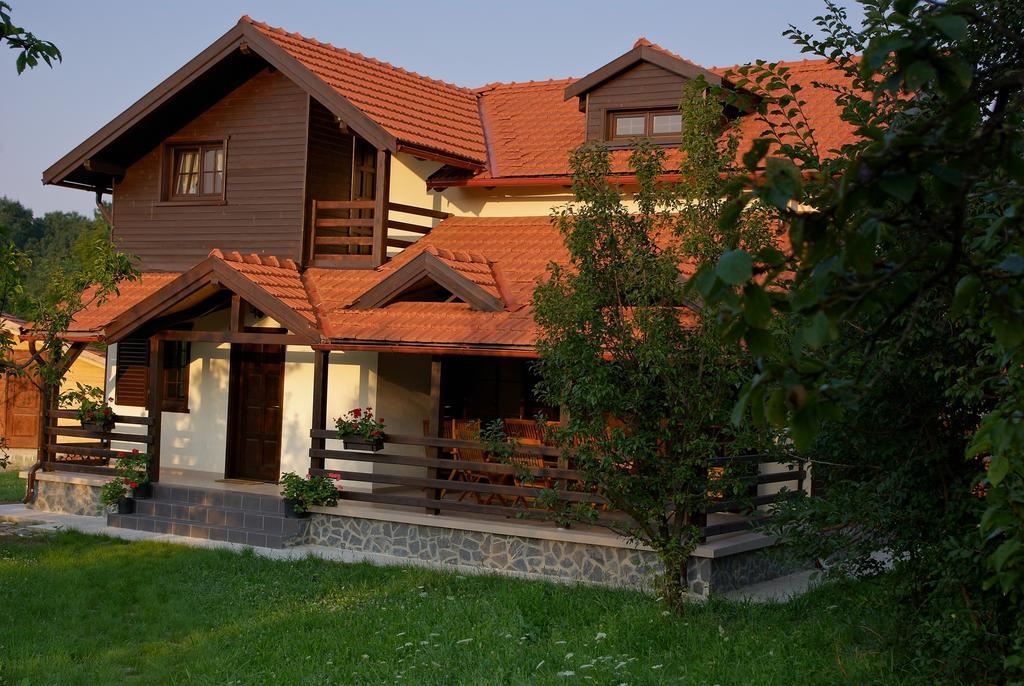 Casuta Cu Prieteni Cornu de Jos Ruang foto